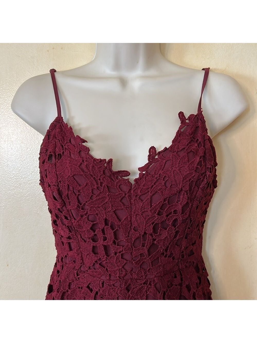 ASTR the Label cranberry lace spaghetti strap tea length dress size S - Picture 3 of 14
